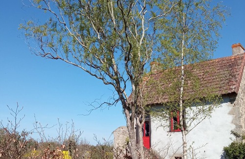 Parsac Casa | rural cottage with garden overlooking the swimming pond