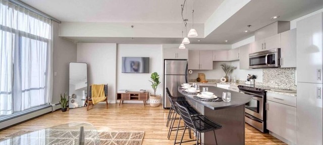 2BR Condo in Beltline near Restaurants & Shops including Parking