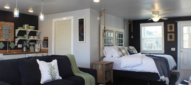 2nd Street Retreat: Cozy Studio -So Close You Can Walk/Bike Downtown Bentonville