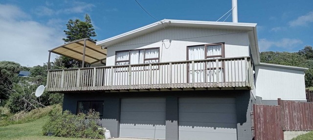 3-bedroom house overlooking Baylys Beach with WiFi and large garden and deck