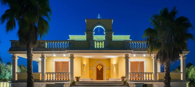 Una encantadora villa rodeada de vegetación, con piscina y wifi.