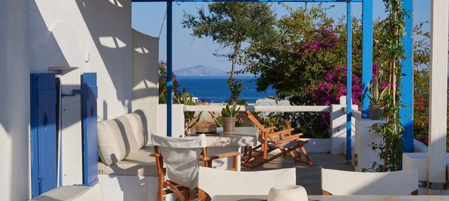 Casa Afrodita con vista parcial al mar, a 50 metros de la playa de arena de Logaras
