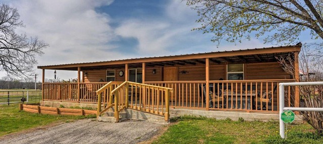 Bartlesville Cabin w/Pool, Hot Tub & Trampoline!