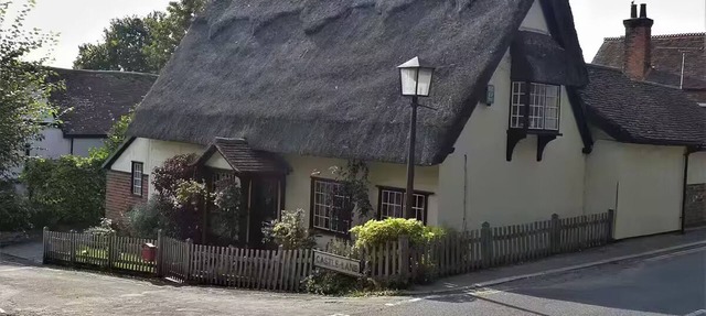 Beautiful Cottage opposite the Castle!