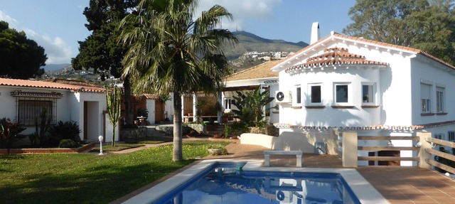 Impresionante propiedad, vistas, jardín y piscina nueva.