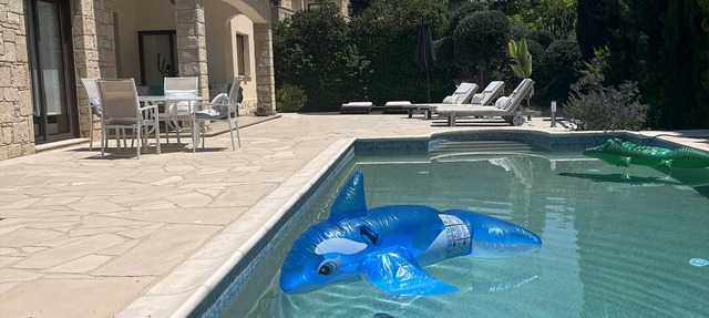 Preciosa villa de piedra con piscina privada y acceso libre a nuestro coche:)