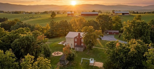 Book Now! Secluded 9 acres~Dogs OK~Game Rm~Hot Tub~Great Views~Outdoor Play