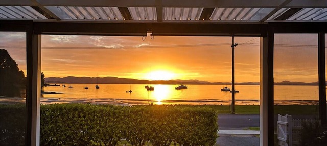 Cosy Beachfront Cottage, Family and Pet friendly