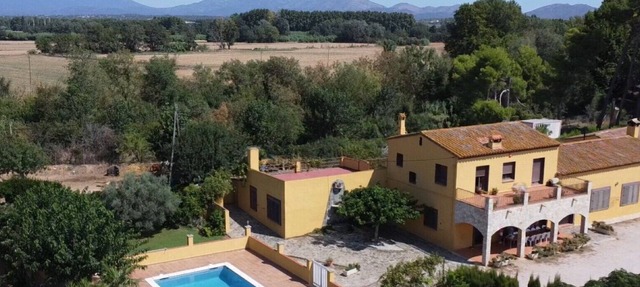 Casa rural 'Les Cabretes Vilanova De La Muga' con vistas a la montaña, Wi-Fi y aire acondicionado