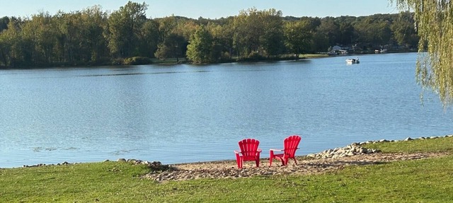 Cozy 3bd/3bth on Thornapple Lake, close to boat launch, shopping, restaurants!