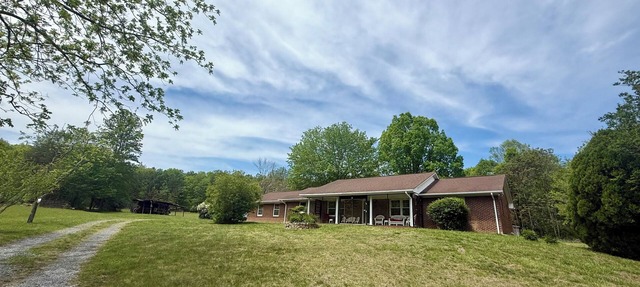 Cozy Rustic Retreat w/ Mountain Views, King Suite & Fast WiFi
