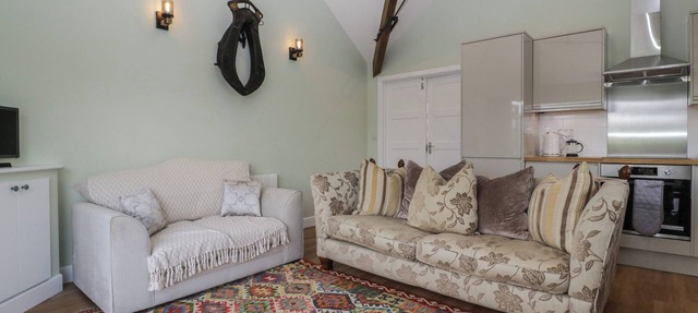 DOUBLETREE COTTAGE, pet friendly, with a garden in Mere