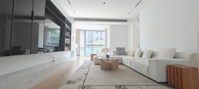 Eastern Hub - Designer Apartment with Open Kitchen and Super Large Sofa