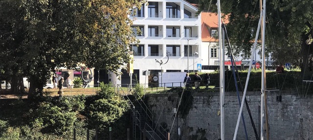 ubicación romántica en el pequeño puerto de navegación