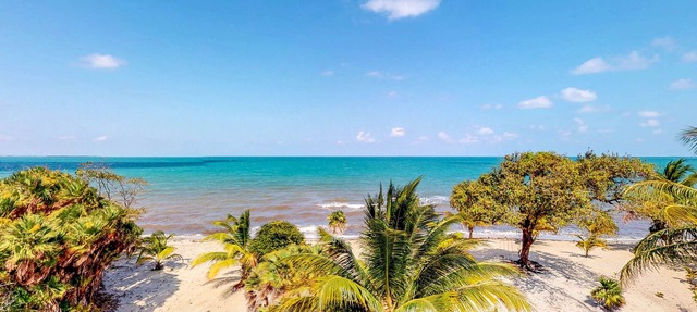 Hermosa casa con patio cubierto, cocina gourmet, fácil acceso a la playa