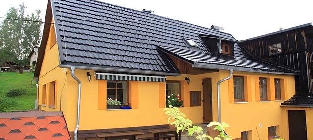 Casa vacacional con chimenea y jardín