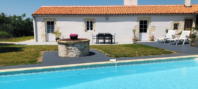 Home with swimming pool, La Rochelle and the Marais Poitevin, for 2 to 5 people.
