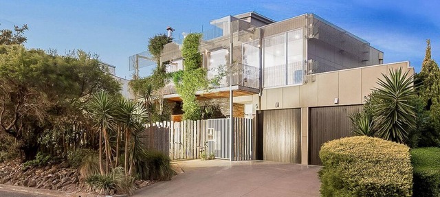 Incredible 5bed home + pool & hot tub + parking + walk to beach