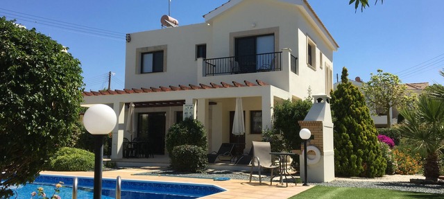 Villa de lujo de 3 dormitorios con piscina privada climatizada y hermosos jardines.