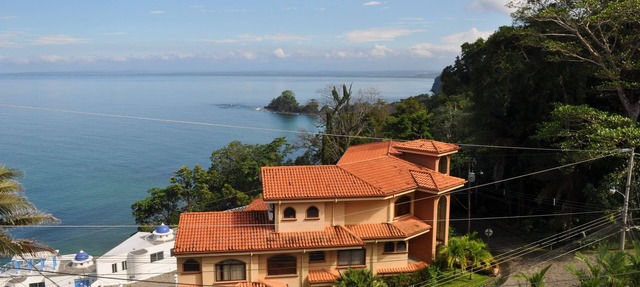 Casa de lujo de 2 niveles con piscina infinita a 5 minutos a pie Playa Blanca # 1 Playa Costa Rica