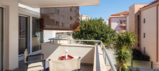 Modern apt. with terrace, 4 min walk to the beach