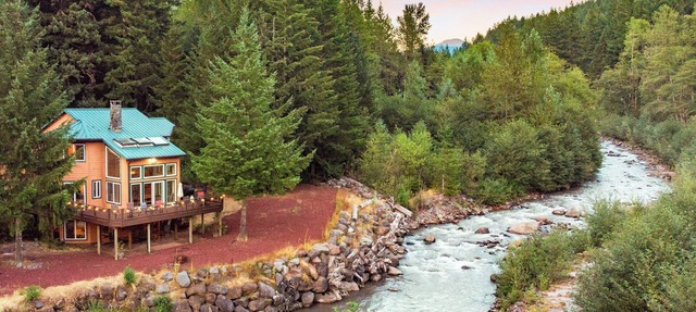 Mt. Hood Riverfront Getaway | Hot Tub | 4BR Chalet on 2 Acres | Pet Friendly