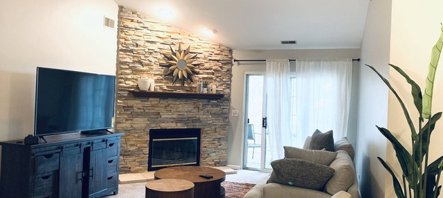 NEW Naperville 2br Condo w/ Private Deck
