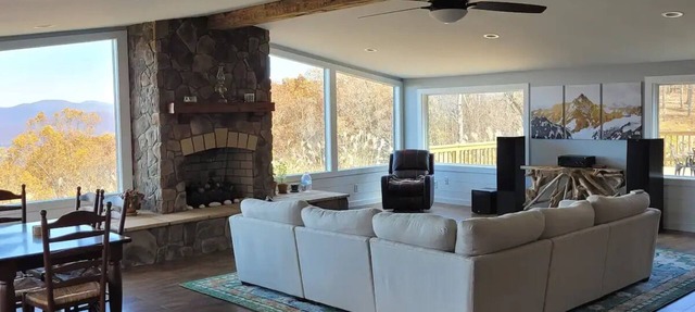Charming 3-bedroom house with fitness room, WiFi in brilliant Blue Ridge