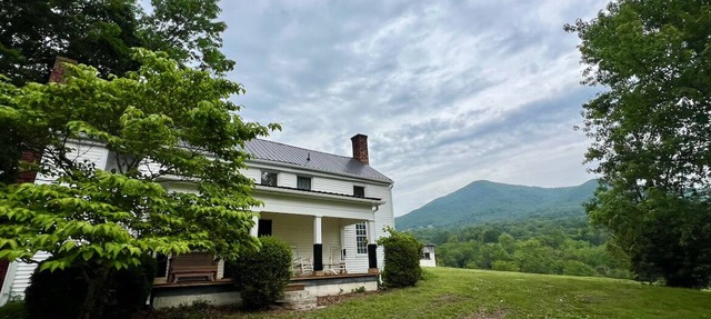 Peaceful Mountain Escape for Families – 3BR 2BA Farmhouse at Base of Sharp Top