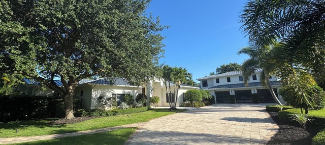 Pine Ridge Estates. Backyard Oasis. Minutes from the beach and downtown Naples