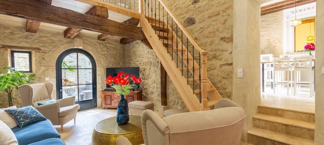 Private heated pool, walk to restaurants, markets, shops in a historic town