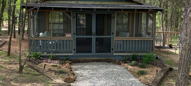 Quiet, peaceful little cabin just one mile from flowing wells marina