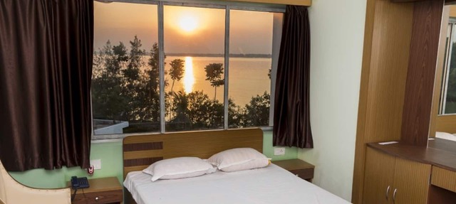 Rajhans Hotel and Resort