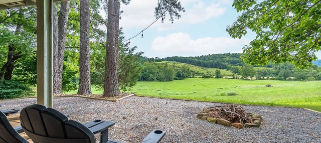 Relax at a beautiful country getaway with a Luxury King bed and WiFi