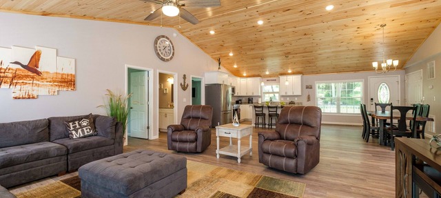 River Oasis Water Front, Pet Friendly Home, 5 King Bedrooms 15 Mins Massanutten