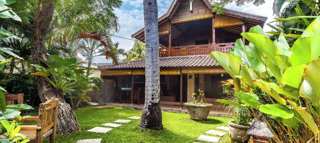 Romantic Joglo Villa Near Lovina Beach & Center