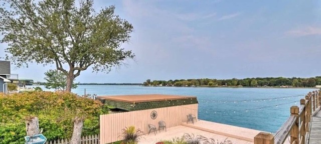 Saint Clair River front Retreat With 6 Beds - Enjoy Fishing-Kayak-Relax