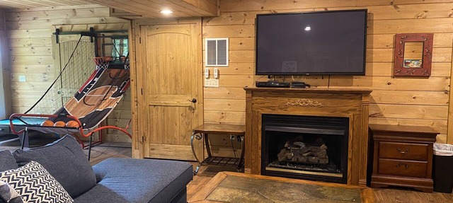 Secluded Mountain Top Cabin with Game Room in Bedford