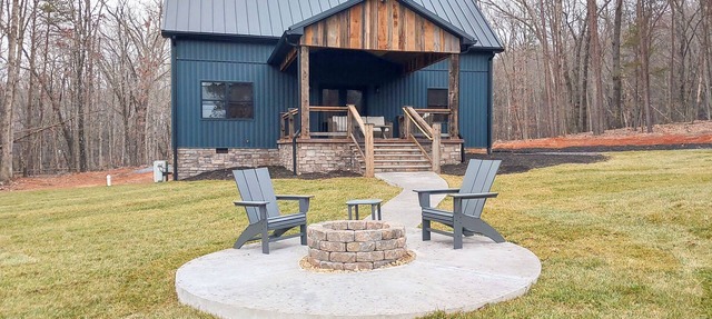 Serene Couple's Getaway w/ Mtn Views in Bedford!