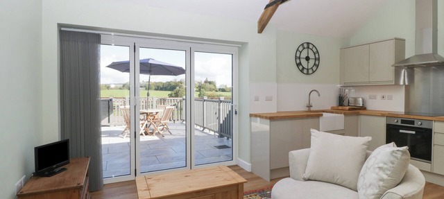 SINGLETREE COTTAGE, pet friendly, with a garden in Mere