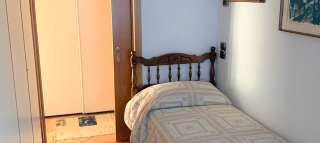 Spacious and bright apartment with garden in central area