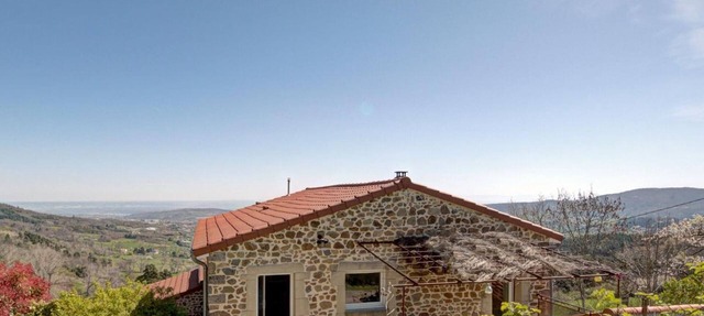 Amplia y moderna casa rural con terraza en plena naturaleza