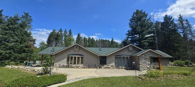 Spacious Family Retreat w/ 3BR Main House + 2BR Guest House in Curran