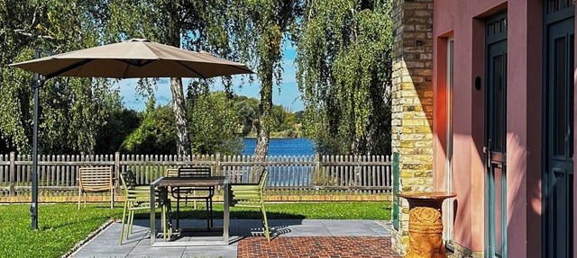 Amplia casa con vista al lago, jardín y bote de remos en el Beetzsee