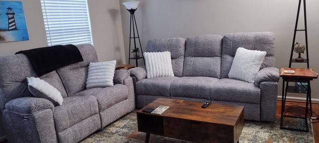 Spacious Pet Friendly, 4-bedroom house with AC.. 5 minutes from Univ of Delaware