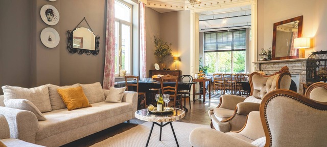 Spacious villa with 6 beautifully decorated bedrooms set in 80 acres of parkland