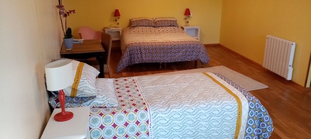 Amplia habitación AMARILLA - Desayuno incluido.