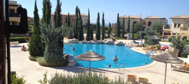 Apartamento de 2 dormitorios Theseus Village con posición envidiable en la piscina comunitaria