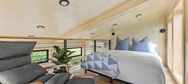 Treehouse on a large lavender farm + all amenities!