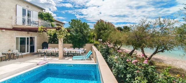 Gran villa familiar con piscina climatizada directamente en la playa - ¡Vista al mar desde su cama!